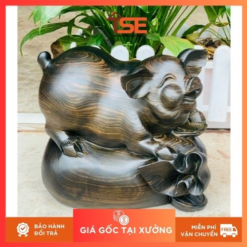 Tượng con lợn đứng bao